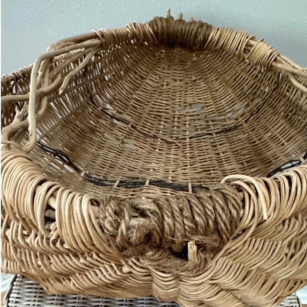 Lg Vtg Handwoven Wicker Gathering Buttock Basket Primitive Egg Farmhouse Decor